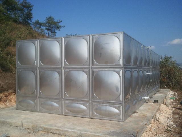 不锈钢水箱采用(yòng)氩弧焊组装，内部装有(yǒu)支撑架